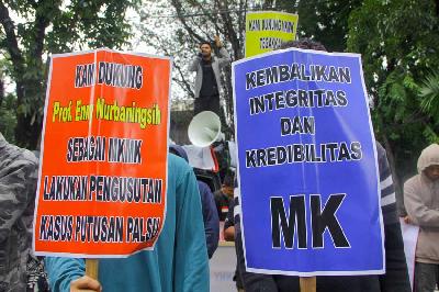 Forum Komunikasi Mahasiswa Jakarta Raya menggelar aksi menuntut Majelis Kehormatan Mahkamah Konstitusi mengusut tuntas kasus pemalsuan putusan MK nomor 103/PUU-XX/2022 di Jakarta, 27 Februari 2023. Tempo/Magang/Muhammad Fahrur Rozi