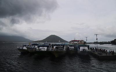 Kapal penumpang bersandar karena kondisi cuaca buruk disertai gelombang tinggi di Pelabuhan Bastiong, Kota Ternate, Maluku Utara, 15 Februari 2023. ANTARA/Andri Saputra