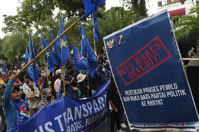 Massa dari Partai Rakyat Adil Makmur (Prima) berunjuk rasa di depan Kantor KPU, Jakarta, 14 Desember 2022. ANTARA/Aditya Pradana Putra
