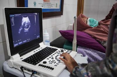 Seorang dokter melakukan pemeriksaan ultrasonografi (USG) kepada ibu hamil di Puskesmas Cipondoh, Kota Tangerang, Banten, 9 Februari 2023. ANTARA/Fauzan