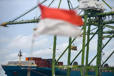 Aktivitas bongkar muat peti kemas di Pelabuhan New Priok Container Terminal One, Jakarta. TEMPO/Tony Hartawan