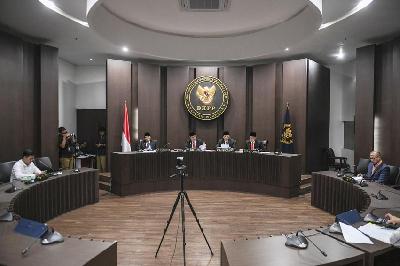 Suasana sidang dugaan pelanggaran Kode Etik Penyelenggara Pemilu (KEPP) yang digelar oleh Dewan Kehormatan Penyelenggara Pemilu (DKPP) dengan teradu Ketua KPU RI Hasyim AsyÕari (kanan) di Jakarta, 27 Februari 2023. ANTARA/Hafidz Mubarak A