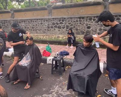 Komunitas Barber Singaraja melakukan aksi cukur rambut untuk amal. Dok pribadi