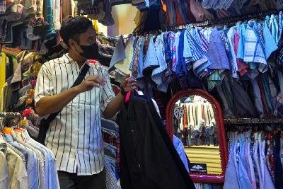 Penjualan pakaian bekas pakai di Jakarta,3 November 2022. Tempo/Tony Hartawan