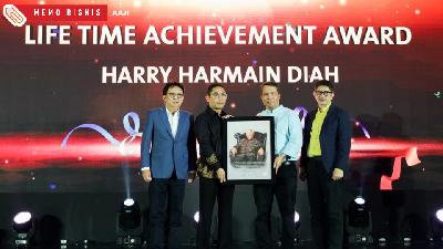 Penghargaan Lifetime Achievement Awards yang diberikan AAJI pada Alm. Harry Diah bertepatan dengan perayaan HUT AAJI ke-21 “Celebrating Life” pada di Hotel JS Luwansa, Kamis, 23 Februari 2023.