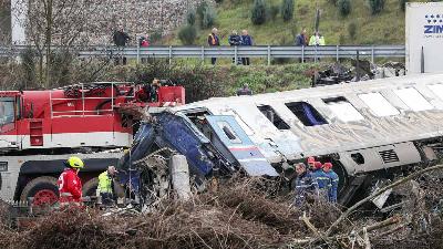 Tim penyelamat menyisir lokasi kecelakaan kereta di dekat kota Larissa, Yunani, 3 Maret 2023/REUTERS/Alexandros Avramidis