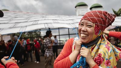 Massa dari Koalisi Sipil untuk Rancangan Undang-undang Perlindungan Pekerja Rumah Tangga (RUU PPRT) membentangkan serbet raksasa saat brdemonstrasi di depan Gedung DPR RI, Jakarta, 15 Februari 2023. Tempo/M Taufan Rengganis
