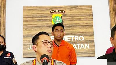 Mario Dandy Satriyo (back) at South Jakarta Police headquarters, February 20. 
Antara/Luthfia Miranda Putri 

