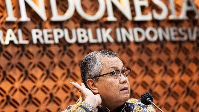 Bank Indonesia Governor Perry Warjiyo listens to media questions during a press conference at the bank’s headquarters, Jakarta, January 19. 
ANTARA/Sigid Kurniawan

