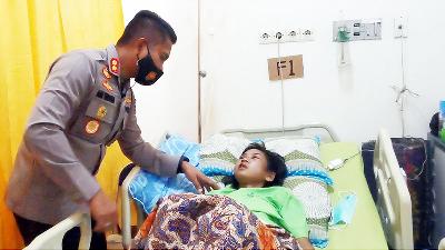 Pemalang Police Chief Adj. Comr. Ari Wibowo visits Siti Khotimah at the Dr. M. Ashari Hospital, in Pemalang, Central Java, December 22, 2022. 
Pemalang Police/tribratanews

