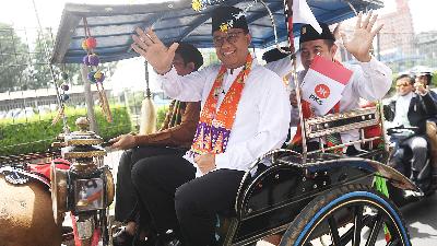 Former Jakarta Governor Anies Rasyid Baswedan rides a carriage to the Justice and Prosperity Party (PKS) headquarters to attend the party’s declaration of support for 2024 presidential election, in Jakarta, February 23. 
ANTARA/Akbar Nugroho Gumay
