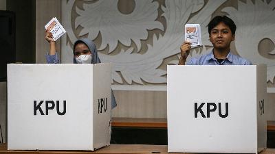 School students show their pierced mock-up ballot papers while participating in general election’s polling day simulation at the General Elections Commission (KPU) headquarters, Jakarta, February 23. 
ANTARA/Asprilla Dwi Adha
