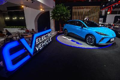 Mobil listrik dipamerkan dalam Indonesia International Motor Show (IIMS) 2023 di JIExpo, Kemayoran, 16 Februari 2023. TEMPO/Tony Hartawan
