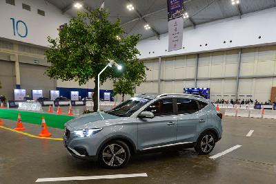 Pengunjung mencoba kendaraan listrik dalam Gaikindo Indonesia International Auto Show (GIIAS) 2022 di ICE BSD, Tangerang, 15 Agustus 2022. TEMPO/Tony Hartawan