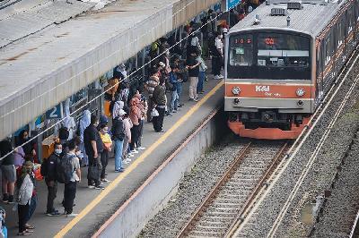 Penumpang menunggu kereta rel listrik commuter line di Stasiun Rawa Buntu, Tangerang Selatan, Banten,  2 Januari 2023. TEMPO/M Taufan Rengganis