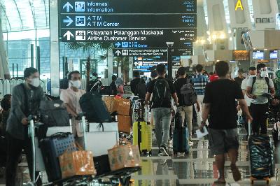 Calon penumpang berada di Terminal 3 Bandara Soekarno Hatta, Tangerang, Banten.  TEMPO/ Hilman Fathurrahman W