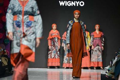 Busana koleksi desainer Wignyo di Muslim Fashion Festival 2023 di The Westin, Jakarta, 7 Maret 2023. Tempo/Febri Angga Palguna