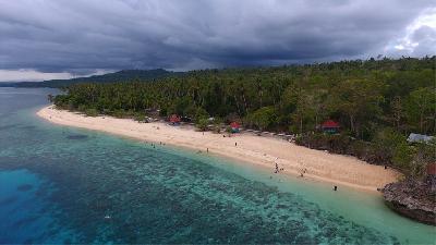 Pantai Kampa di Pulau Wawonii, Kabupaten Konawe Kepulauan, Provinsi Sulawesi Tenggara. konkepkab.go.id