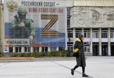 Baliho bertuliskan "Tentara Rusia adalah Pejuang Liberator" merupakan dukungan untuk pasukan Rusia di Yalta, Ukraina, 8 Februari 2023. REUTERS/Alexey Pavlishak