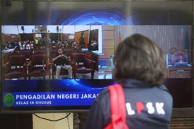 Petugas LPSK menyaksikan sidang Richard Eliezer melalui televisi di Pengadilan Negeri Jakarta Selatan, Jakarta, 30 November 2022. TEMPO/Hilman Fathurrahman W
