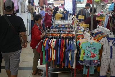 Seorang anak memilih pakaian jelang lebaran Idul Fitri 1443 H di Thamrin City, Jakarta, 24 April 2022. TEMPO / Hilman Fathurrahman W