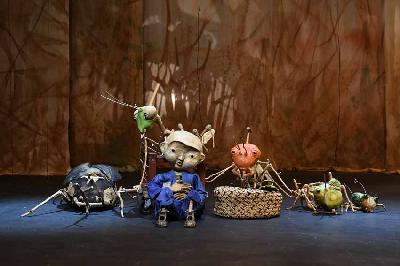 A Bucket of Beetles, Papermoon Puppet Theatre. Salihara/Witjak Widhi Cahya