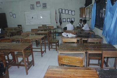 Suasana ruangan kelas yang masih kosong akibat banyaknya pelajar yang terlambat di SMA Negeri I Kupang, di Kota Kupang, Nusa Tenggara Timur, 6 Maret 2023. ANTARA/Kornelis Kaha
