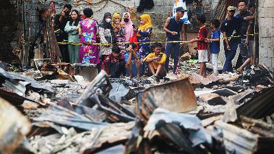 Residents watch the house debris in the aftermath of Pertamina Plumpang Depot fire on Jalan Koramil, Rawa Badak, Jakarta, March 4. The incident claimed 20 lives and caused dozens of others to suffer burns. 
TEMPO/Hilman Fathurrahman W
