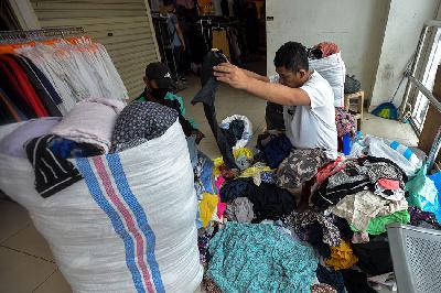 Penjual membongkar pakian impor bekas di Pasar Senen, Jakarta. TEMPO/Tony Hartawan