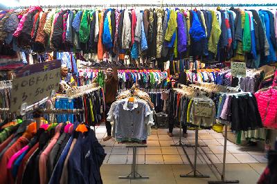 Penjual menata pakaian impor bekas di Pasar Senen, Jakarta. TEMPO/Tony Hartawan