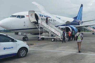 Pesawat Trigana Air PK YSC B 373-500 yang ditembak oleh orang tidak dikenal saat landing dan take off di Bandara Nop Goliat Dekai, Yahukimo, Papua, 11 Maret 2023. Istimewa