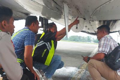 Pesawat Trigana Air PK YSC B 373-500 ditembak dua kali oleh orang tidak dikenal saat landing dan take off di Bandara Nop Goliat Dekai, Yahukimo, Papua, 11 Maret 2023. Istimewa