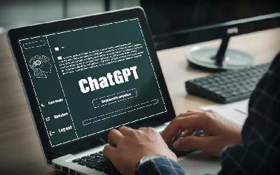 Pengguna mengakses ChatGPT untuk membuat karya ilmiah. Shutterstock