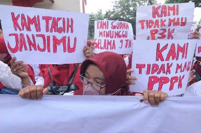 Pegawai honorer kategori dua (K2) Kabupaten Kleten melakukan aksi unjuk rasa di Kompleks Kantor Pemerintahan Kabupaten Klaten, Jawa Tengah, 5 Desember 2022. ANTARA/Aloysius Jarot Nugroho