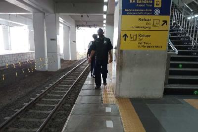 Tiang besar dan sempit peron 8 di Stasiun Manggarai, Jakarta, 13 Maret 2023. Tempo/Ilona Esterina