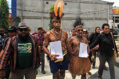 Sejumlah warga dari Suku Awyu mendaftarkan gugatan lingkungan hidup dan perubahan iklim ke Pengadilan Tata Usaha Negara Jayapura, Kota Jayapura, Papua, 13 Maret 2023. ANTARA/Gusti Tanati