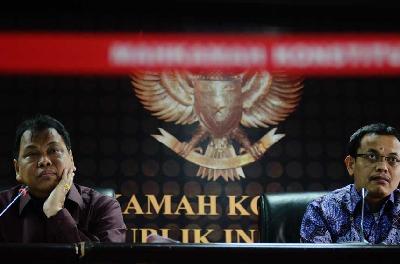 Hakim Mahkamah Konstitusi (MK) Arief Hidayat (kiri) dan M. Guntur Hamzah di Gedung MK, Jakarta. TEMPO/Imam Sukamto