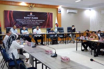 Suasana rapat dengan agenda tahapan verifikasi faktual Partai Politik bersama KPU Sulawesi Selatan (Sulsel) dan Bawaslu Sulsel di Aula Kantor KPU Sulsel, Makassar, 7 November 2022. Antara/Darwin Fatir