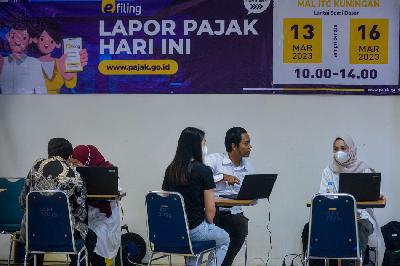 Petugas melayani wajib pajak di gerai Pelayanan Pajak di ITC Kuningan, Jakarta, 13 Maret 2023. TEMPO/Tony Hartawan
