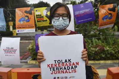 Jurnalis yang tergabung dalam Forum Jurnalis se-Surabaya melakukan aksi solidaritas jurnalis di Surabaya, Jawa Timur, 2021. ANTARA/Zabur Karuru