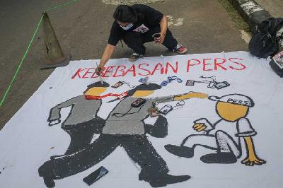 Aktivis Aliansi Jurnalis Independen (AJI) membuat gambar dan tulisan kebebasan pers saat menggelar aksi solidaritas terkait kasus penganiayaan jurnalis Surabaya di depan Kejaksaan Agung, Jakarta, 2021. Tempo/Hilman Fathurrahman W