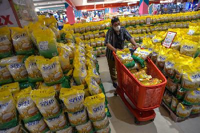 Warga membeli beras Stabilisasi Pasokan dan Harga Pangan (SPHP) Bulog di Transmart Cempaka Putih, Jakarta, 15 Maret 2023. TEMPO/Tony Hartawan