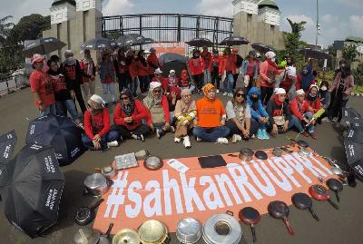 Puluhan PRT melakukan Aksi Tenda Perempuan di depan Gedung DPR, Jakarta, 11 Maret 2023. TEMPO/Subekti