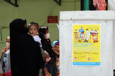 Para ibu menunggu pemeriksaan anak balita mereka dalam kegiatan Bulan Imunisasi Anak Nasional (BIAN) di halaman Masjid At Taqwa, Bandung, Jawa Barat, 2 Agustus 2022. TEMPO/Prima mulia