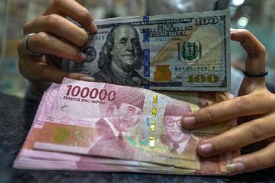 Aktivitas pelayanan penukaran mata uang asing di Jakarta. TEMPO/Tony Hartawan