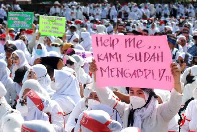 1.500 tenaga kesehatan menggelar aksi unjuk rasa di depan Gedung Sate, Bandung, Jawa Barat, 5 Juli 2022. TEMPO/Prima mulia