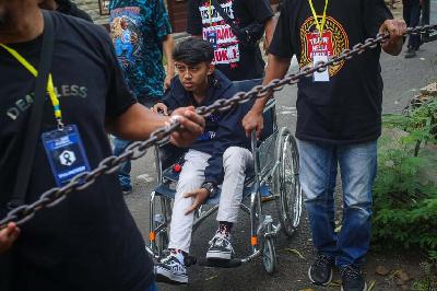 Aksi korban tragedi Kanjuruhan menggunakan kursi roda di Mabes Polri, Jakarta, 19 November 2022. TEMPO/Hilman Fathurrahman W