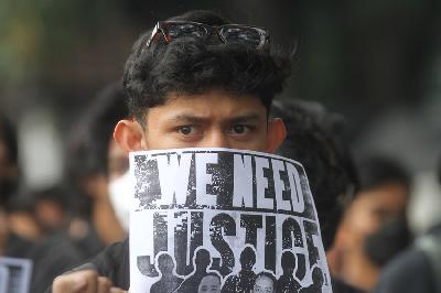 Protes vonis pengadilan kasus tragedi Kanjuruhan di depan gedung DPRD, Malang, Jawa Timur, 16 Maret 2023. ANTARA/Ari Bowo Sucipto
