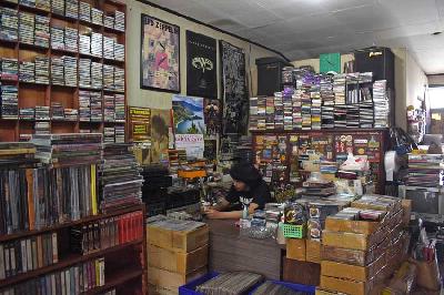 Pengunjung memeriksa kualitas kaset di toko kaset DU 68, Jalan Dipati Ukur, Bandung, Jawa Barat, 14 Maret 2023. TEMPO/Prima Mulia