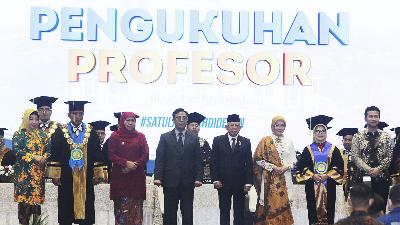 Siti Nur Azizah Ma'ruf (kedua kanan) saat dikukuhkan sebagai guru besar di Unesa, yang juga dihadiri oleh ayahnya, Wakil Presiden Ma'ruf Amin (keempat kanan)  di Unesa, Surabaya, Jawa Timur, 16 Maret 2023.  Antara/ Moch Asim